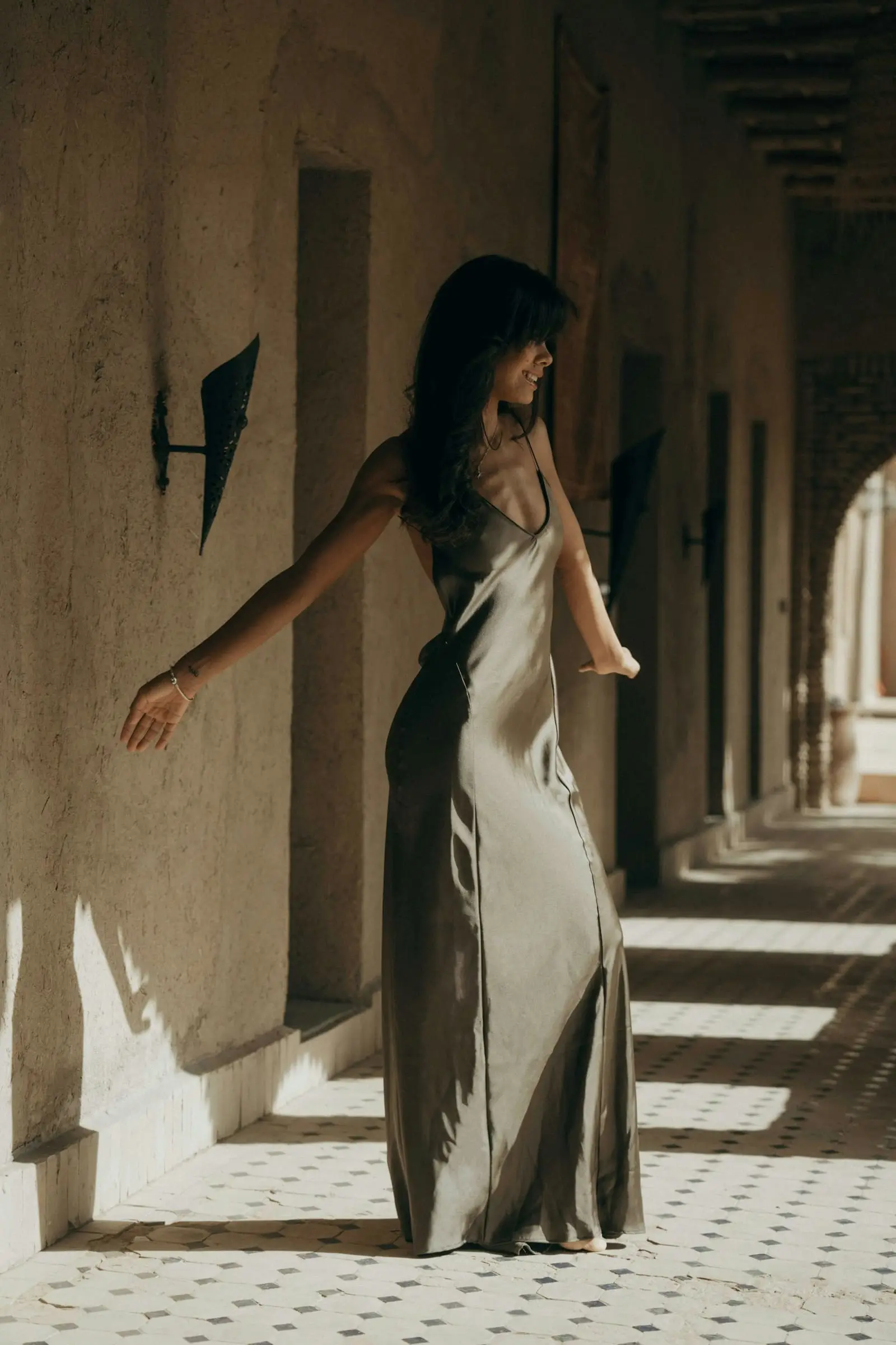 Robe longue en satin sous des arcades