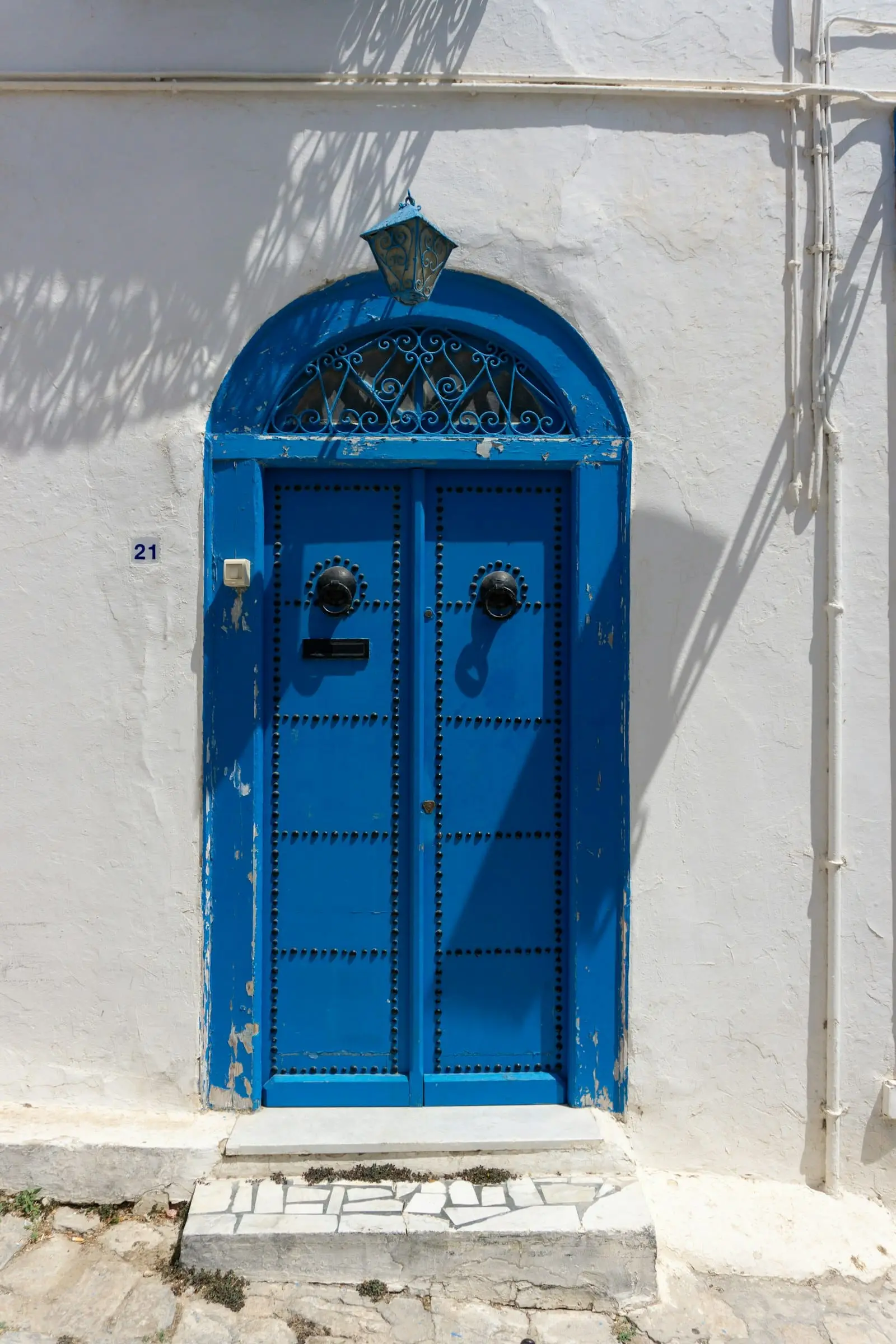 Porte bleue cloutée de Sidi Bou Saïd