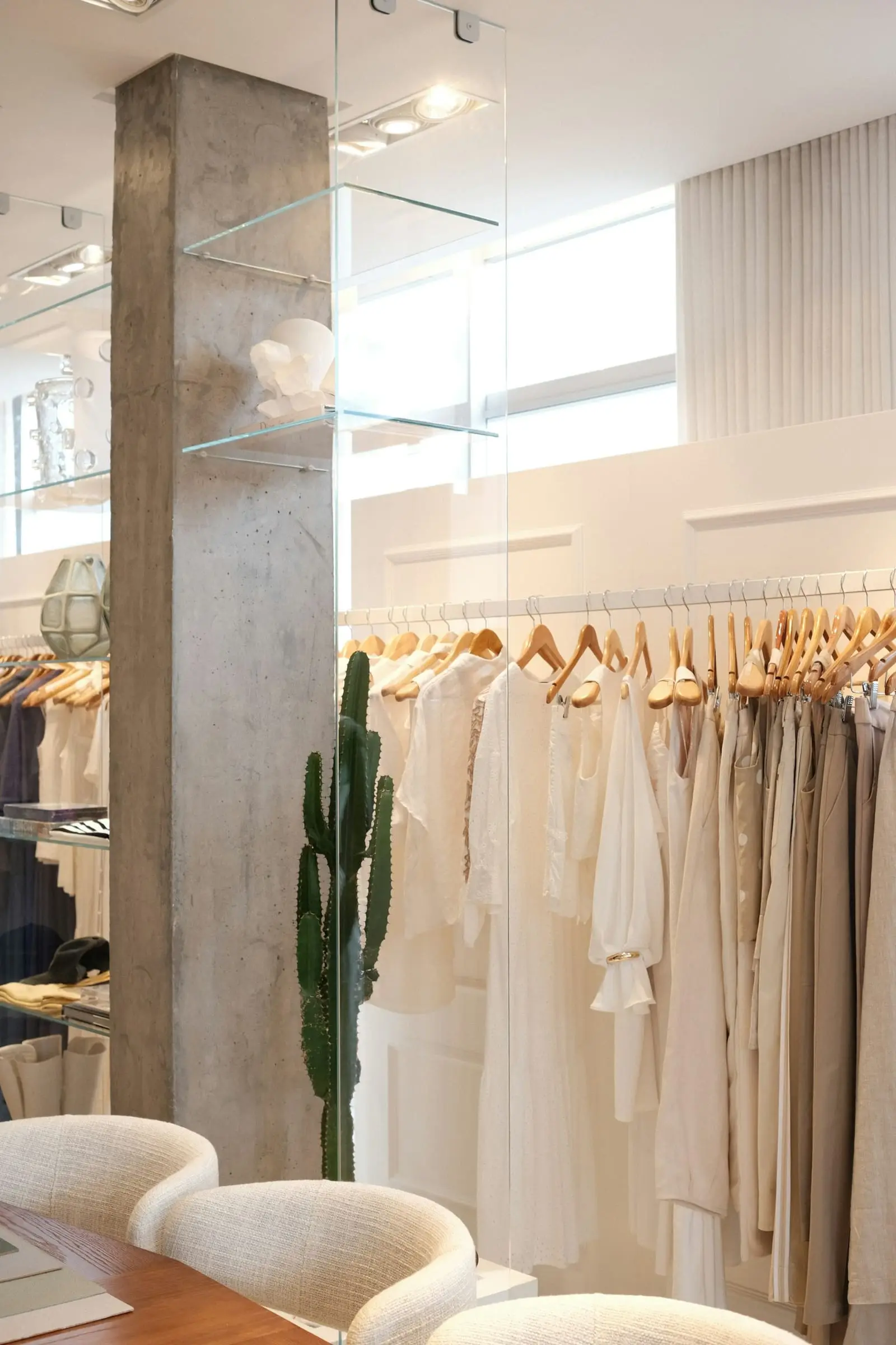Robes claires suspendues dans le showroom